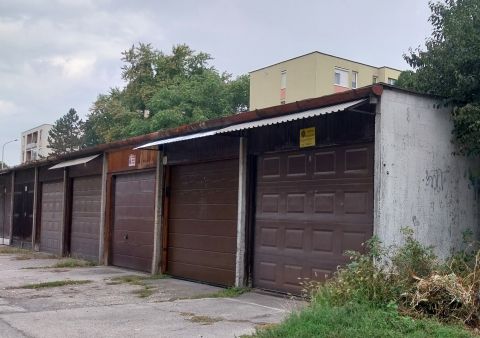 Eladó Parkoló 2800 Tatabánya , Remek helyen, a városközponthoz közel garázs eladó