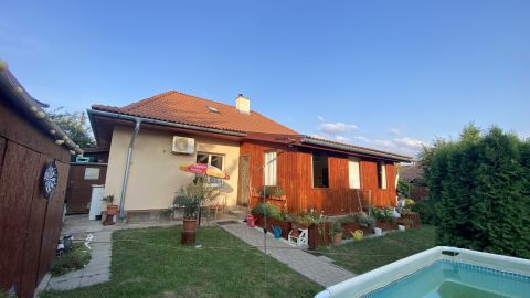 Eladó Ház 1171 Budapest 17. kerület , Rákoskerten, a Strázsa hegy közelében, nyugodt utcában