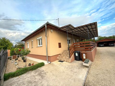 Eladó Ház 2434 Hantos központi részen
