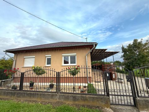 Eladó Ház 2434 Hantos , központi részen