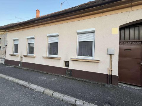 Eladó Lakás 8500 Pápa , Szentilonay József utca