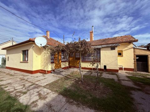 Eladó Ház 6050 Lajosmizse , HITELEZHETŐ 79 m2-es CSALÁDI HÁZ MELLÉKÉPÜLETEKKEL!