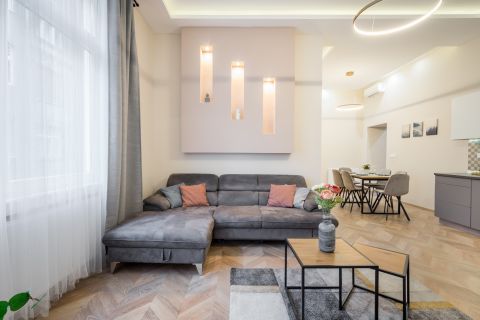 Eladó Lakás 1074 Budapest 7. kerület ZSINAGÓGA mellett - nappali + 3 hálószobás lakás!
