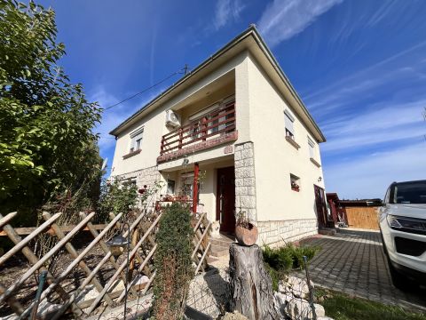 Eladó Ház 8430 Bakonyszentkirály , a Bakony szívében, kényelmes családi otthon