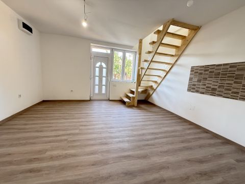 Eladó Lakás 1201 Budapest 20. kerület , Felújított, tágas nappali + 2 szoba + kertkapcsolat