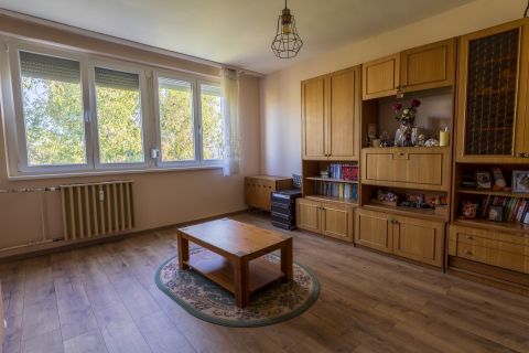 Eladó Lakás 1214 Budapest 21. kerület Csillagtelepen 2 nagy szobás lakás, új ablakokkal