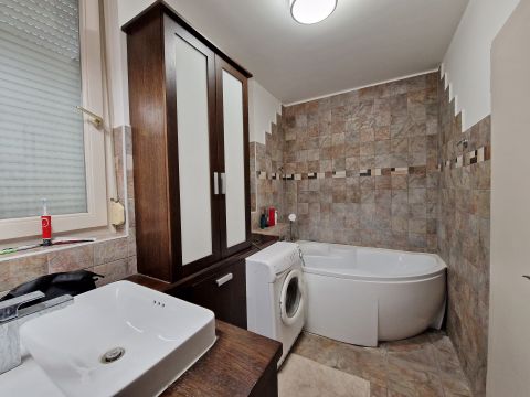 Kiadó Lakás 6000 Kecskemét Belvárosi liftes házban nappali + hálós bútorozott lakás