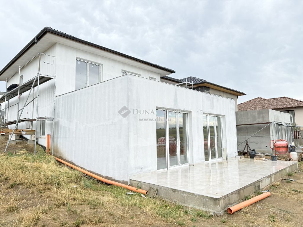 2119 Pécel , PÁSKOMLIGET LAKÓPARKBAN PANORÁMÁS IKERHÁZ — 1/23