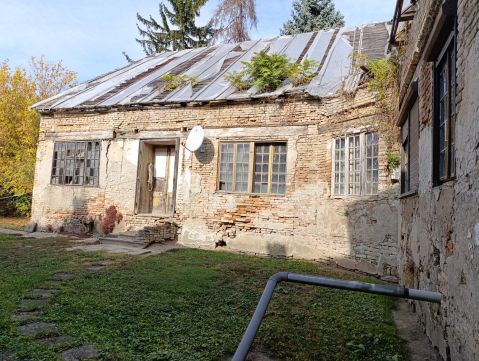 Eladó Ház 7700 Mohács , Központi elhelyezkedésű felújítandó ház