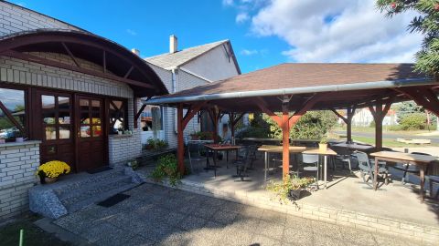 Eladó Vendéglátás 2433 Sárosd , Központi részén