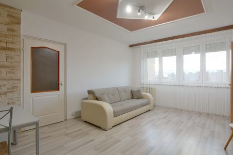 Eladó Lakás 6000 Kecskemét Aradi téren, panorámás, 8. emeleti, felújított, 2 szobás