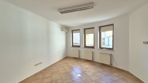 Eladó Üzlethelyiség 5000 Szolnok , Földszinti 34 nm-es üzlet / lakás