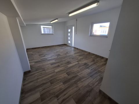 Kiadó Iroda 6100 Kiskunfélegyháza , Felújított üzlethelyiség, vagy iroda alacsony rezsivel