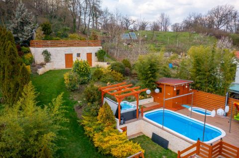 Eladó Ház 2028 Pilismarót Gasztro szálláshelynek, több lakásos társasháznak alkalmas