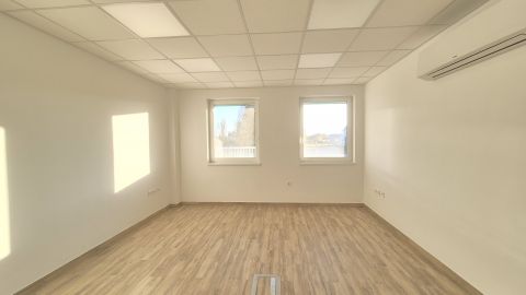 Kiadó Ipari 6000 Kecskemét 3385nm ipari csarnok, 240 nm irodablokkal kiadó