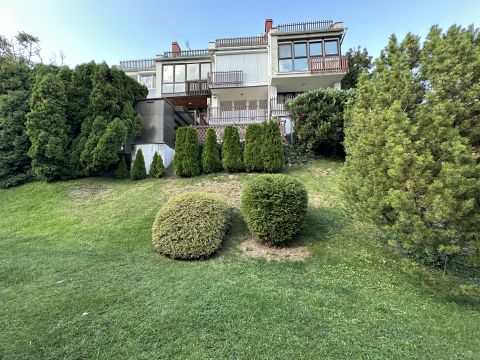 Kiadó Lakás 1022 Budapest 2. kerület Panorámás, belső négyszintes, egyedi elrendezésű lakás kiadó