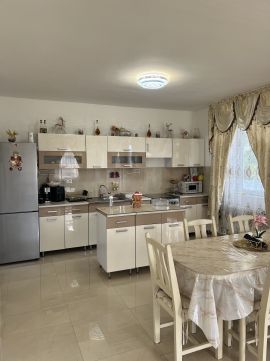 Eladó Ház 2451 Ercsi , Kétszintes felújított, nappali+5 szobás családi ház