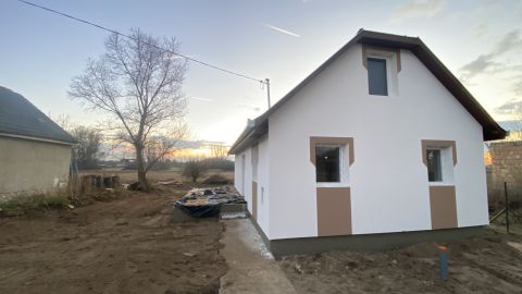 Eladó Ház 2764 Tápióbicske Hamarosan költözhető 2 szoba + nappalis családi ház