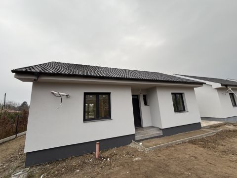 Eladó Ház 2700 Cegléd 