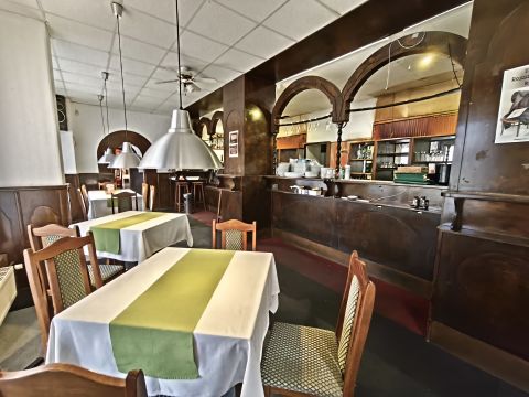 Eladó Üzlethelyiség 2400 Dunaújváros Dunaújváros Dózsa II.-Belvároshoz közel étterem/üzlet eladó!