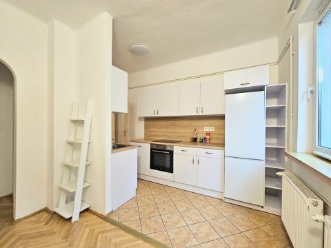 Eladó Lakás 1026 Budapest 2. kerület Erkélyes, világos, könnyen alakítható 3 szobás lakássá!