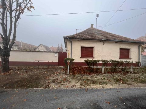 Eladó Ház 6221 Akasztó , eladó Akasztón a Csengődi úton egy családiház!