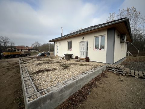 Eladó Ház 2735 Dánszentmiklós Akácfa utca