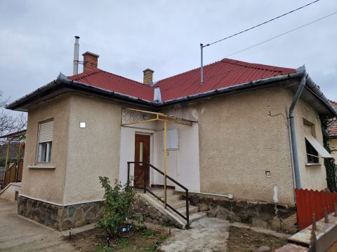 Eladó Ház 2200 Monor Monoron eladó TÉGLA építésű önálló családi ház 539m2 telken