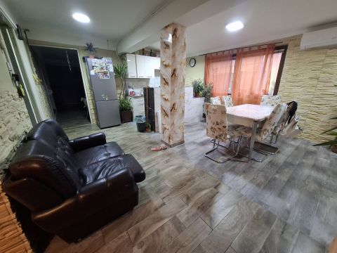 Eladó Ház 6100 Kiskunfélegyháza , Nappali + 3 szobás a Kossuth utca mellett