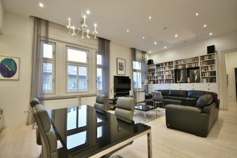 Eladó Lakás 1085 Budapest 8. kerület , A Baross utca sétáló részére néző lakás