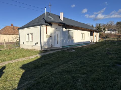 Eladó Ház 8451 Ajka  8451 Ajka Tavasz Utca