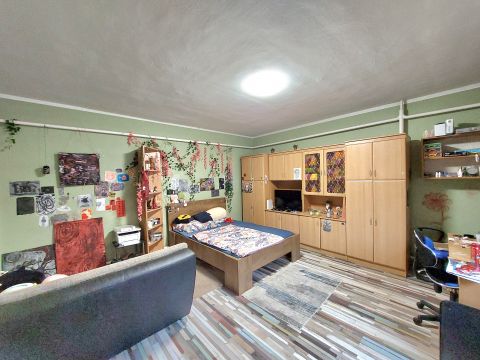 Eladó Ház 8100 Várpalota Két generácónak is alkalmas családi ház a központban