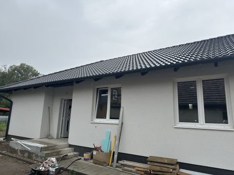 Eladó Ház 2200 Monor Monor központi részén családias utcában