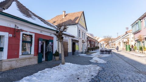 Eladó Ház 2000 Szentendre , Eladó üzlethelyiség + lakás Szentendre fő utcáján.