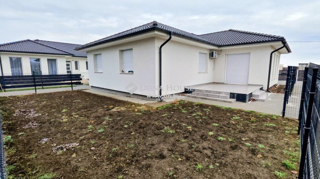 6035 Ballószög , Új építésű részen felépült családi ház — 1/24