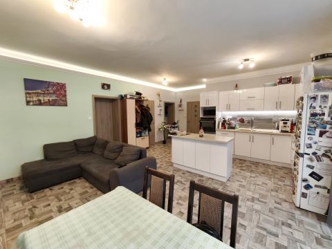 Eladó Lakás 2400 Dunaújváros Dunaújváros Óvárosában-102 m2-es lakás,kerttel és garázzsal!