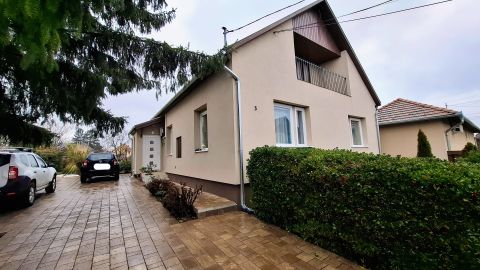 Eladó Ház 2162 Őrbottyán , Őrbottyán központjában lévő kiváló állapotú családi ház