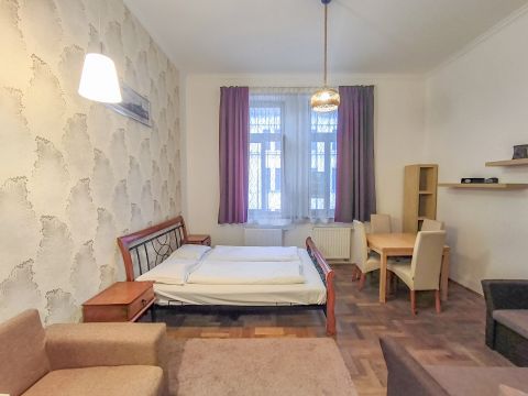 Eladó Lakás 1075 Budapest 7. kerület , Gozsdu udvarban 2 különnyíló szobás, 2. emeleti 