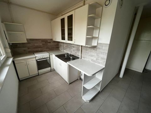 Kiadó Lakás 6000 Kecskemét , Bútorozatlan, erkélyes, lakás kiadó!