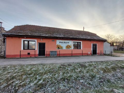 Kiadó Üzlethelyiség 8145 Nádasdladány , 73 m2- es üzlethelyiség a Nádasdy-kastély mellett