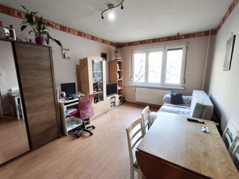 Eladó Lakás 2400 Dunaújváros , Béke városrészben, Intersparhoz közel, első emeleti lakás!