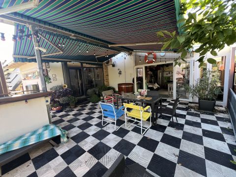 Eladó Ház 6098 Tass , Tass, közvetlen vízparti ingatlan saját stéggel