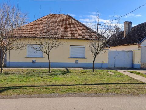 Eladó Ház 6453 Bácsbokod , Központhoz közel