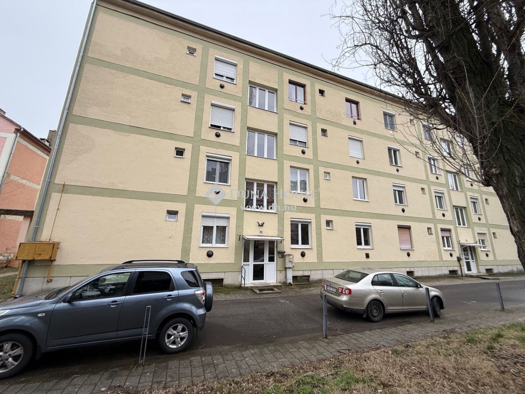 7627 Pécs — 1/8