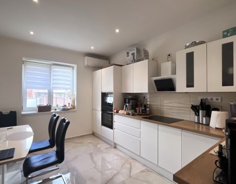 Eladó Ház 6070 Izsák , Uzovicstelepen teljes körűen felújított ikerház fél eladó