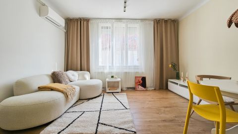 Eladó Lakás 1055 Budapest 5. kerület , FALK MIKSA utcánál napos, 2 szobás lakás!