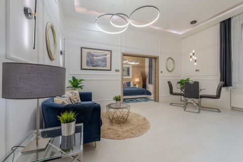 Eladó Lakás 1056 Budapest 5. kerület , GYÖNYÖRŰEN FELÚJÍTOTT, NAPPALI + 2 HÁLÓS LAKÁS