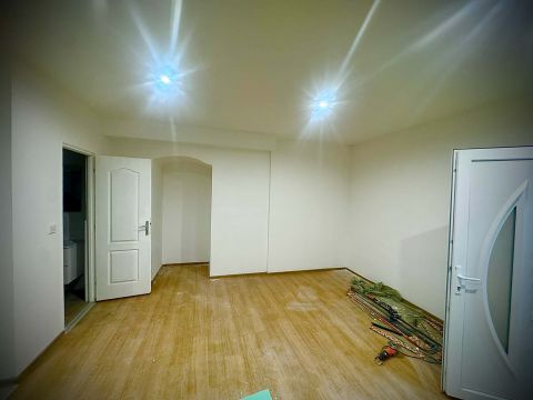 Eladó Iroda 1096 Budapest 9. kerület , Felújított Garzon