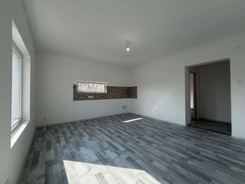 Eladó Lakás 2220 Vecsés Felújított,4 szobás iker fél, udvarrésszel