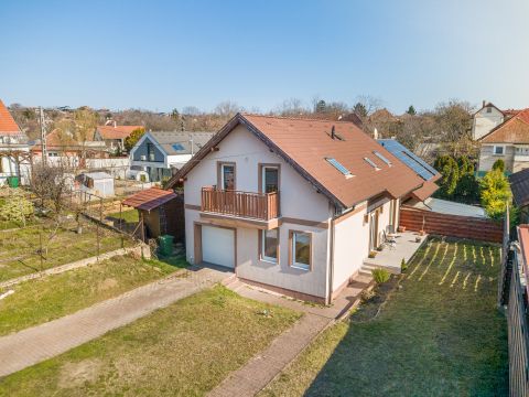 Eladó Ház 2141 Csömör , Frissen felújított Ikerház Hév megállótól 5 perc sétára